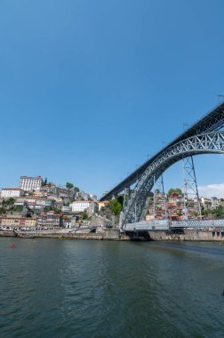 Portekiz 'in Porto şehrinde güneşli bir günde I. Luis Köprüsü ve Rivera ile Gaia' dan görüntüler.