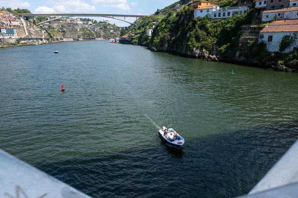 Porto Portugalsko 2022 Května Loď Turisty Lus Bridge Slunečného Dne — Stock fotografie