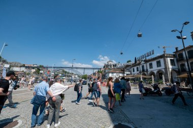 Porto, Portekiz. 2022 Mayıs 05. 2022 yazında Portekiz 'in Porto şehrinde bulunan Gaia' daki Sanderman şaraphanesinde yaşayan insanlar.