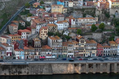 Porto, Portekiz. 2021 Mayıs 05. Porto şehrinin 2022 yazında Porto, Portekiz 'deki Douro Luis Nehri üzerindeki manzarası..