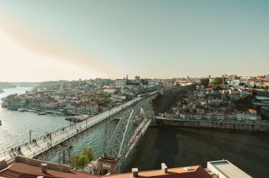 2022 yazında Portekiz 'in Porto kentindeki Douro Luis Nehri üzerindeki köprü..