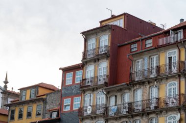 Porto, Portekiz. 4 Mayıs 2022. 2022 yazında Porto şehrinde fayanslı evler..