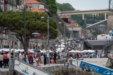 Porto, Portekiz. 2021 Mayıs 05. 2022 yazında Portekiz, Porto 'da La Riviera' da yürüyen insanlar..