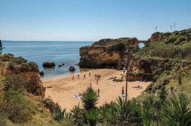 Lagos, Portekiz. 2022 Mayıs 06. 2022 yazında Portekiz 'in Algarve kentindeki Estudantes de Lagos kentindeki Praia turizminin panoraması.