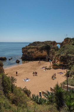 Lagos, Portekiz. 2022 Mayıs 06. 2022 yazında Portekiz 'in Algarve kentindeki Estudantes de Lagos kentindeki Praia turizminin panoraması.