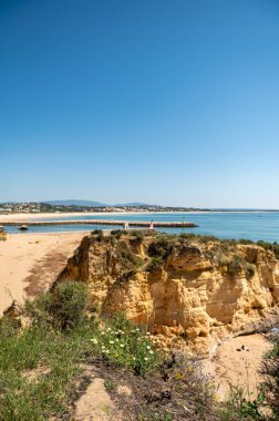 Lagos, Portekiz. 2022 Mayıs 06. 2022 yazında Portekiz 'in Algarve kentinde Praia de Dona Ana de Lagos adlı turistin panoraması.