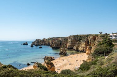 Lagos, Portekiz. 2022 Mayıs 06. 2022 yazında Portekiz 'in Algarve kentinde Praia de Dona Ana de Lagos adlı turistin panoraması.
