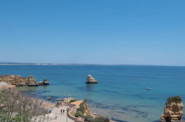 Lagos, Portekiz. 2022 Mayıs 06. 2022 yazında Portekiz 'in Algarve kentinde Praia de Dona Ana de Lagos adlı turistin panoraması.