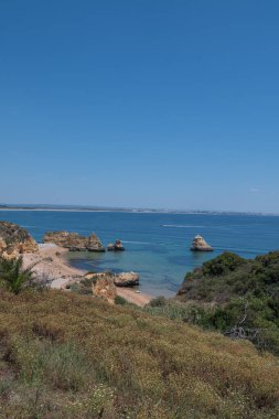 2022 yazında Portekiz 'in Algarve kentinde Praia de Dona Ana de Lagos adlı turistin panoraması.