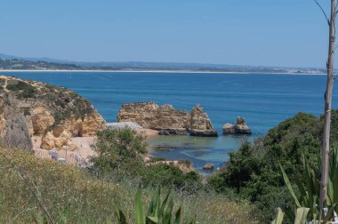2022 yazında Portekiz 'in Algarve kentinde Praia de Dona Ana de Lagos adlı turistin panoraması.