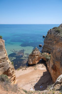 2022 yazında Portekiz 'in Algarve kentinde Praia de Dona Ana de Lagos adlı turistin panoraması.