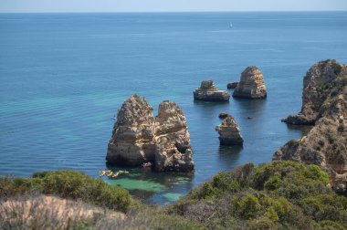 2022 yazında Portekiz 'in Algarve kentinde Praia de Dona Ana de Lagos adlı turistin panoraması.
