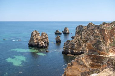 Lagos, Portekiz. 2022 Mayıs 06. 2022 yazında Portekiz 'in Algarve kentinde Praia do Camilo de Lagos adlı turistin panoraması.