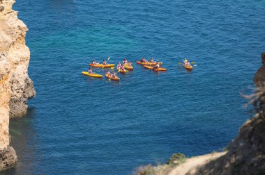 Lagos, Portekiz. 2022 Mayıs 06. 2022 yazında Portekiz 'in Algarve kentindeki Praia do Camilo de Lagos adlı turistin mağaralarını ziyaret etmek için kayak gezileri..