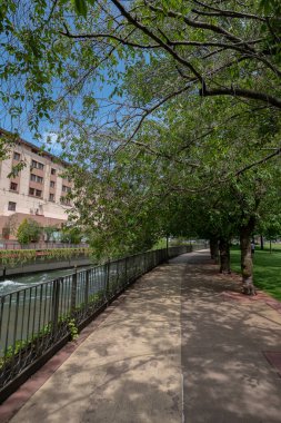 2022 yazında Andorra Prensliği 'nin başkenti Andorra La Vella Central Park' ın bahçesi..