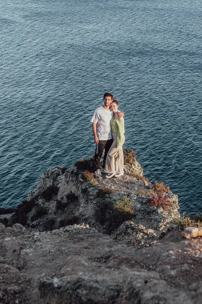 Lagos, Portekiz. 2022 Mayıs 06. 2022 yazında Portekiz, Lagos 'taki Algarve' de Piedade sahilinde bir çift..