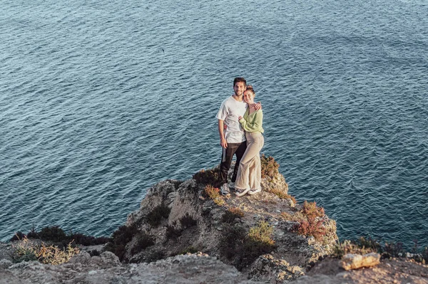 Lagos, Portekiz. 2022 Mayıs 06. 2022 yazında Portekiz, Lagos 'taki Algarve' de Piedade sahilinde bir çift..