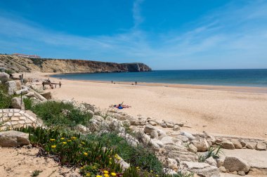 Sagres, Portekiz. 7 Mayıs 2022. 2022 yazında Portekiz 'in Algarve kentindeki turistik Sagres şehrinde Praia da Mareta halkı.