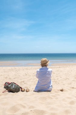 2022 yazında Portekiz, Algarve 'deki Sarışın Kadın..