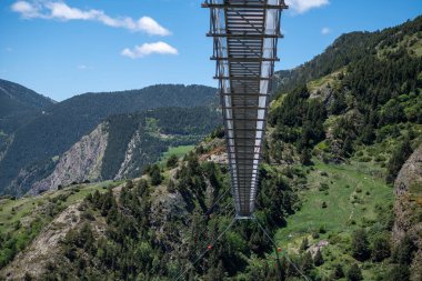 Avrupa 'nın en uzun Tibet köprüsü, 600 metre uzunluğunda ve Andorra' daki Canillo Bölgesi 'nde 200 metre yüksekliğinde..