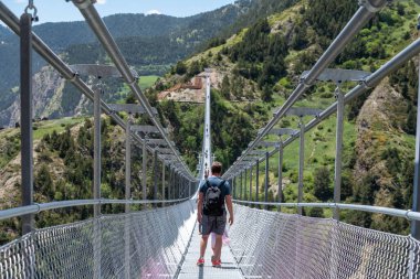 Canillo, Andorra. 9 Haziran 2022. Avrupa 'nın en uzun Tibet köprüsünde 600 metre uzunluğunda ve Andorra' daki Canillo Bölgesi 'nde 200 metre yüksekliğinde yürüyen insanlar..
