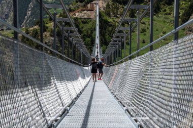 Canillo, Andorra. 9 Haziran 2022. Avrupa 'nın en uzun Tibet köprüsünde 600 metre uzunluğunda ve Andorra' daki Canillo Bölgesi 'nde 200 metre yüksekliğinde yürüyen insanlar..