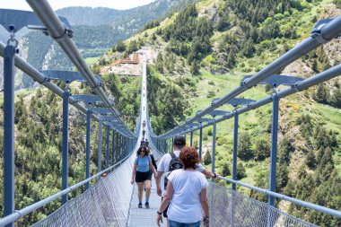 Canillo, Andorra. 9 Haziran 2022. Avrupa 'nın en uzun Tibet köprüsünde 600 metre uzunluğunda ve Andorra' daki Canillo Bölgesi 'nde 200 metre yüksekliğinde yürüyen insanlar..