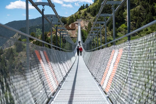 Canillo, Andorra. 9 Haziran 2022. Avrupa 'nın en uzun Tibet köprüsünde 600 metre uzunluğunda ve Andorra' daki Canillo Bölgesi 'nde 200 metre yüksekliğinde yürüyen insanlar..