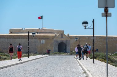 Sagres, Portekiz. 7 Mayıs 2022. İnsanlar yazın Portekiz, Algarve 'deki Fortaleza de Sangre' de yürüyorlar..