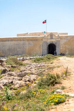 Sagres, Portekiz. 7 Mayıs 2022. İnsanlar yazın Portekiz, Algarve 'deki Fortaleza de Sangre' de yürüyorlar..