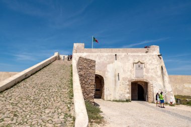 Sagres, Portekiz. 7 Mayıs 2022. İnsanlar yazın Portekiz, Algarve 'deki Fortaleza de Sangre' de yürüyorlar..