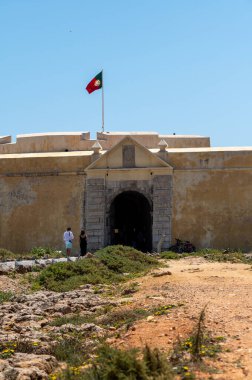 Sagres, Portekiz. 7 Mayıs 2022. İnsanlar yazın Portekiz, Algarve 'deki Fortaleza de Sangre' de yürüyorlar..