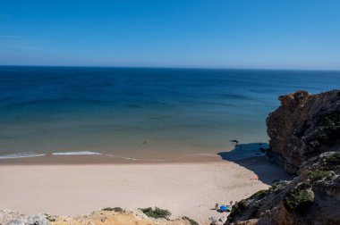 Sagres, Portekiz. 7 Mayıs 2022. Praia da Mareta Sagres 'teki insanlar Algarve, Portgual' da.