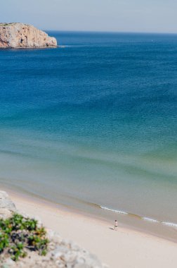 Sagres, Portekiz. 7 Mayıs 2022. Praia da Mareta Sagres 'teki insanlar Algarve, Portgual' da.