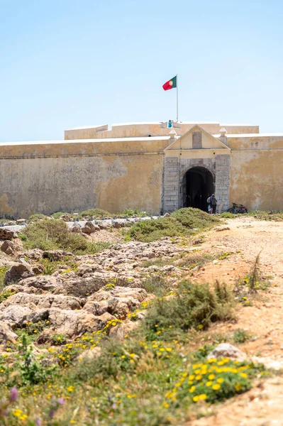 Sagres, Portekiz. 7 Mayıs 2022. İnsanlar yazın Portekiz, Algarve 'deki Fortaleza de Sangre' de yürüyorlar..