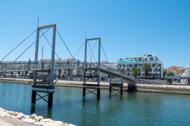 Lagos, Portekiz. 6 Mayıs 2022. Portekiz 'deki Lagos şehrinin limanında yürüyen insanlar..