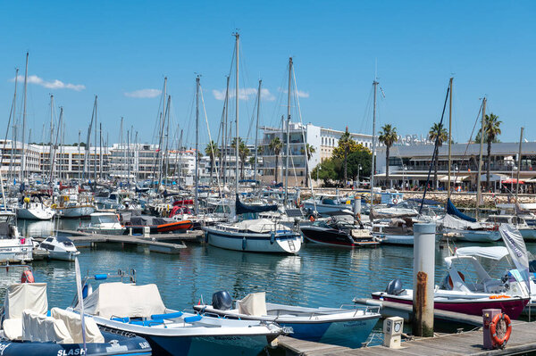 Лагос, Португалия. 2022 6 мая. Прогулки по пристани для яхт города Лагос в Португалии в Алгарве.