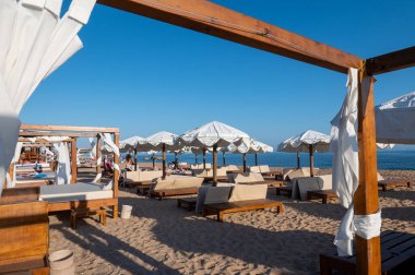 Albufeira, Portekiz. 12 Mayıs 2022. Playa dos Alemanes 'deki Plaj Kulübü Albufeira, Portekiz' de turist bakımında..