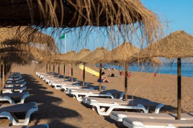 Albufeira, Portekiz. 12 Mayıs 2022. Playa dos Alemanes 'deki Plaj Kulübü Albufeira, Portekiz' de turist bakımında..