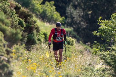 Canillo, Andorra. 25 Haziran 2022. Andorra 'daki amatör bir yarışta 100 numaralı yolda dağ koşucusu..
