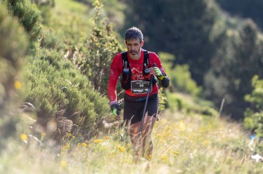 Canillo, Andorra. 25 Haziran 2022. Andorra 'daki amatör bir yarışta 100 numaralı yolda dağ koşucusu..