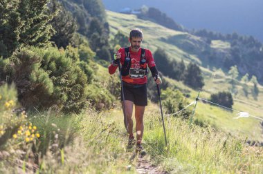 Canillo, Andorra. 25 Haziran 2022. Andorra 'daki amatör bir yarışta 100 numaralı yolda dağ koşucusu..