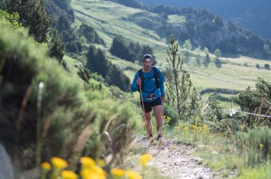 Canillo, Andorra. 25 Haziran 2022. Andorra 'daki amatör bir yarışta 100 numaralı yolda dağ koşucusu..
