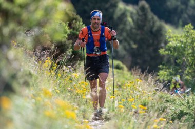 Canillo, Andorra. 25 Haziran 2022. Andorra 'daki amatör bir yarışta 100 numaralı yolda dağ koşucusu..