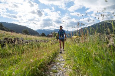 Canillo, Andorra. 25 Haziran 2022. Andorra 'daki amatör bir yarışta 100 numaralı yolda dağ koşucusu..