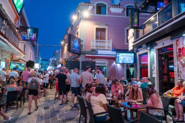 Albufeira, Portekiz. 12 Mayıs 2022. Portekiz 'in Algarve kentindeki Albufeira turizm şehrinin gece panoraması.
