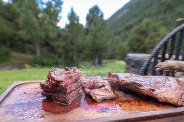 Tipik Uruguaylı ve Arjantinli Asado ateşte pişirilir. Entrana ve Vacio et kesimleri. Chorizo 'yla birlikte..
