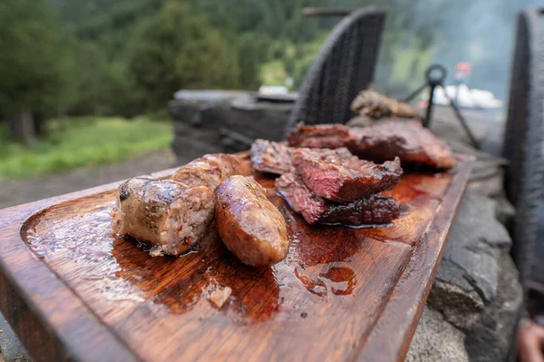 Typowe Urugwajskie Argentyńskie Asado Gotowane Ogniu Kawałki Mięsa Entrana Vacio — Zdjęcie stockowe