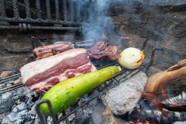 Assado Típico Uruguaio Argentino Cozido Chamas Cortes Carne Entrana Vacio — Fotografia de Stock