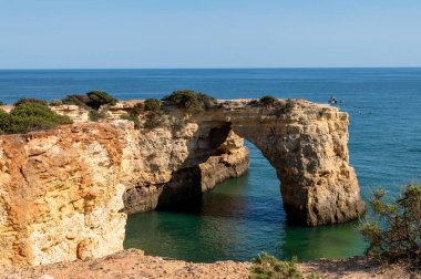 Portekiz 'in Algarve kentindeki Porches' da güzel Arco de Albandeira.